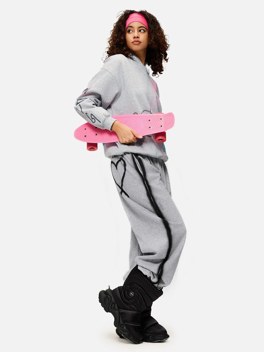 Pantalones deportivos holgados con corazon de grafiti