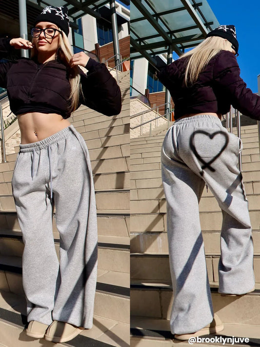 Pantalones deportivos holgados con corazon de grafiti